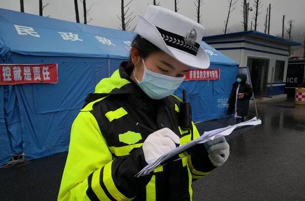 女交警奮戰在抗疫一線