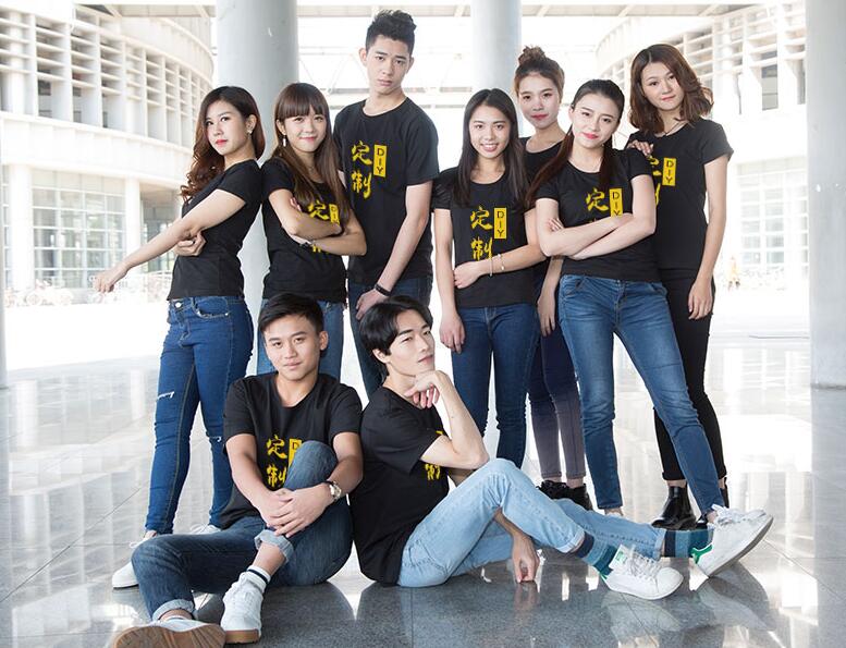 夏季工服定制的團(tuán)體合照