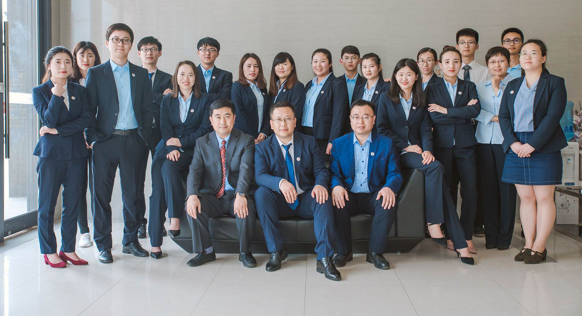 企業(yè)團(tuán)體工服定制集體照