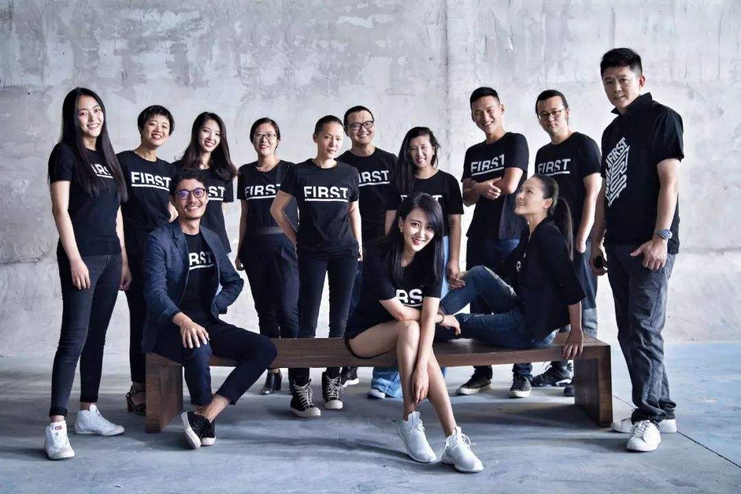 辦公室工服定制團體照